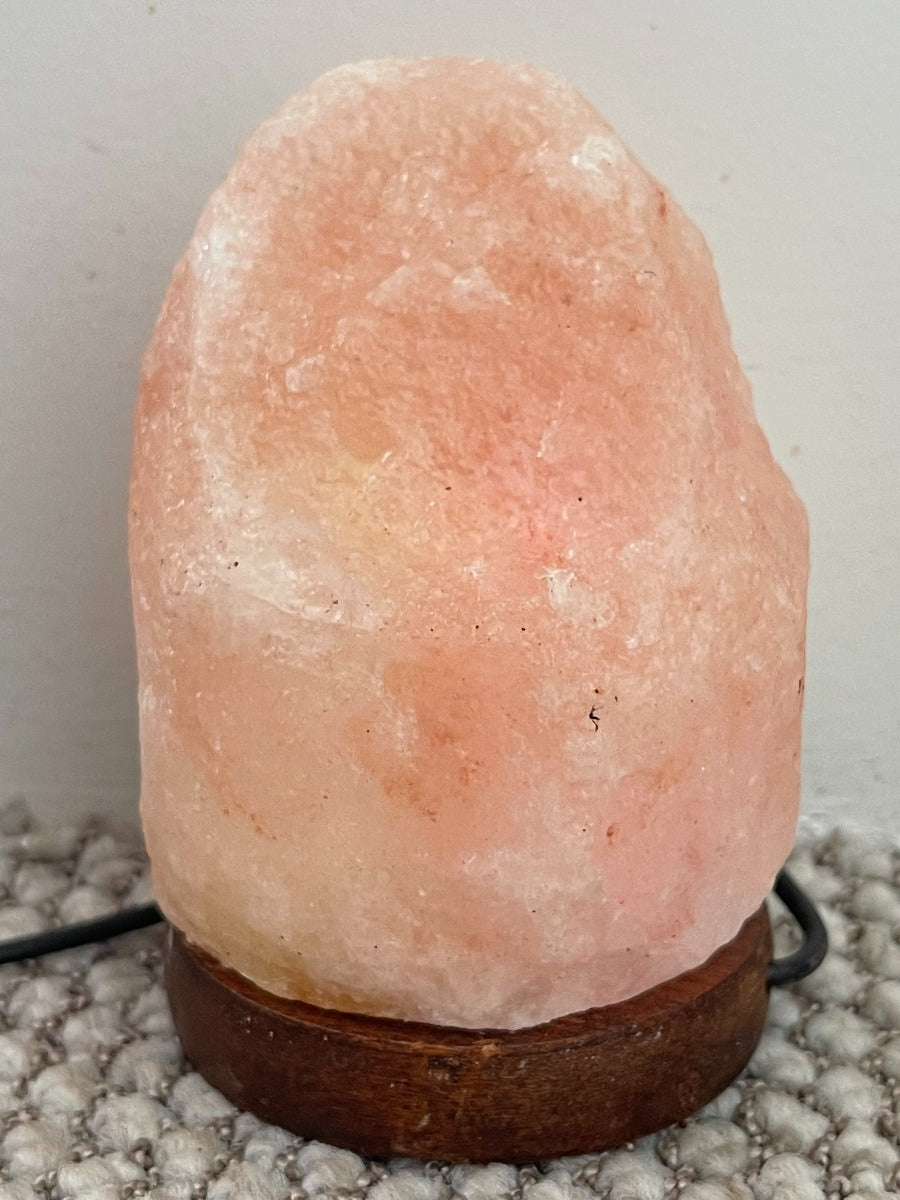 Himalaya Salzlampen handgefertigter Salzstein inklusive Holzsockel (2-3kg)