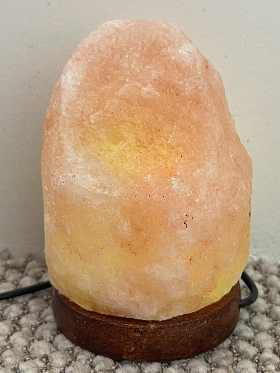Himalaya Salzlampen handgefertigter Salzstein inklusive Holzsockel (3-4kg)